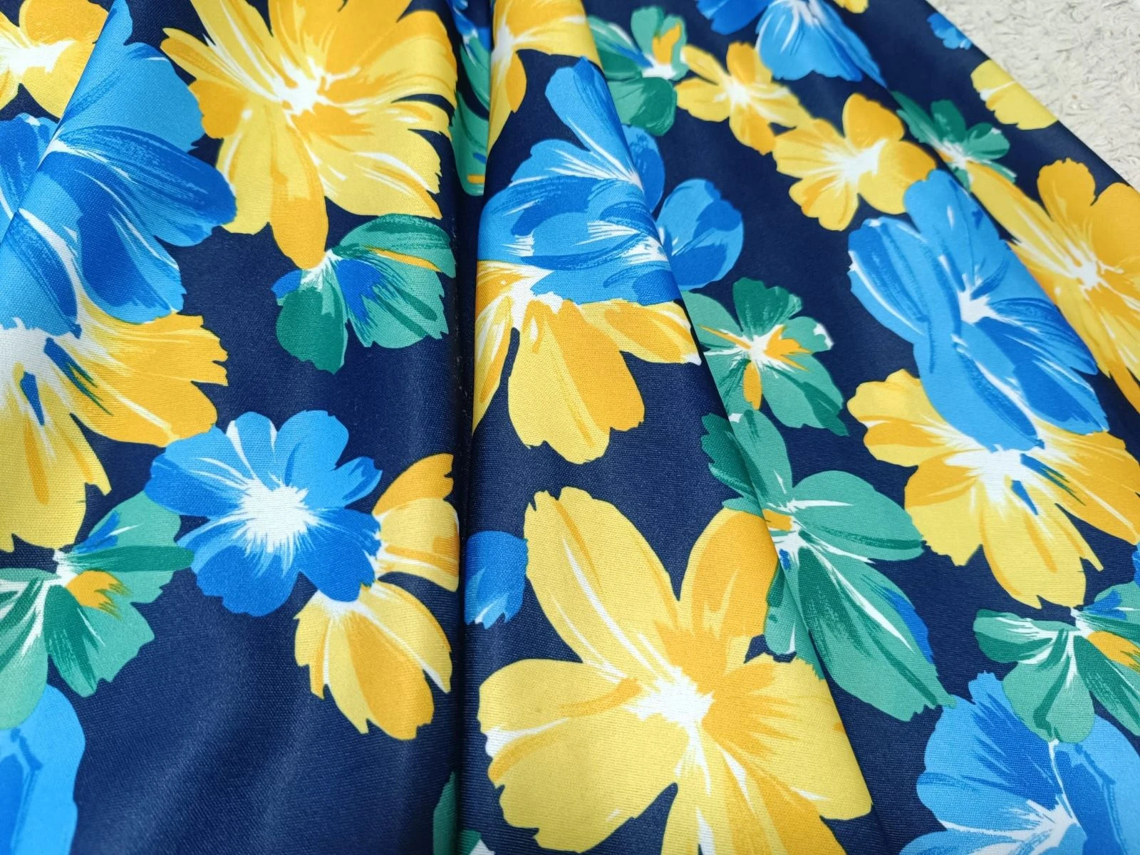 Falda midi retro flores amarillo y azul. Jupe midi fleurie bleu et jaune – photo 7